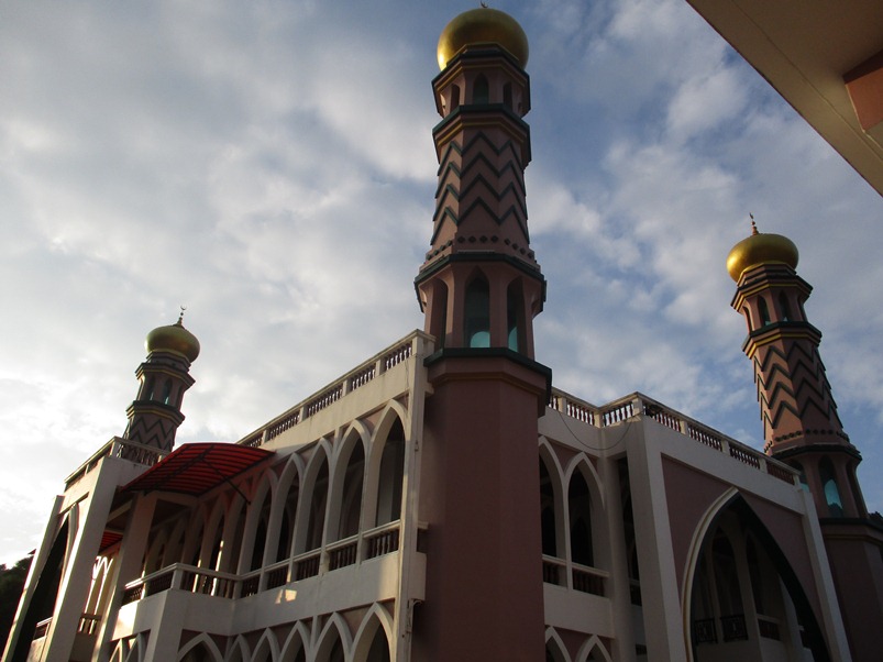 Pesona Pantai Krabi dan Masjid Aonang Thailand Selatan